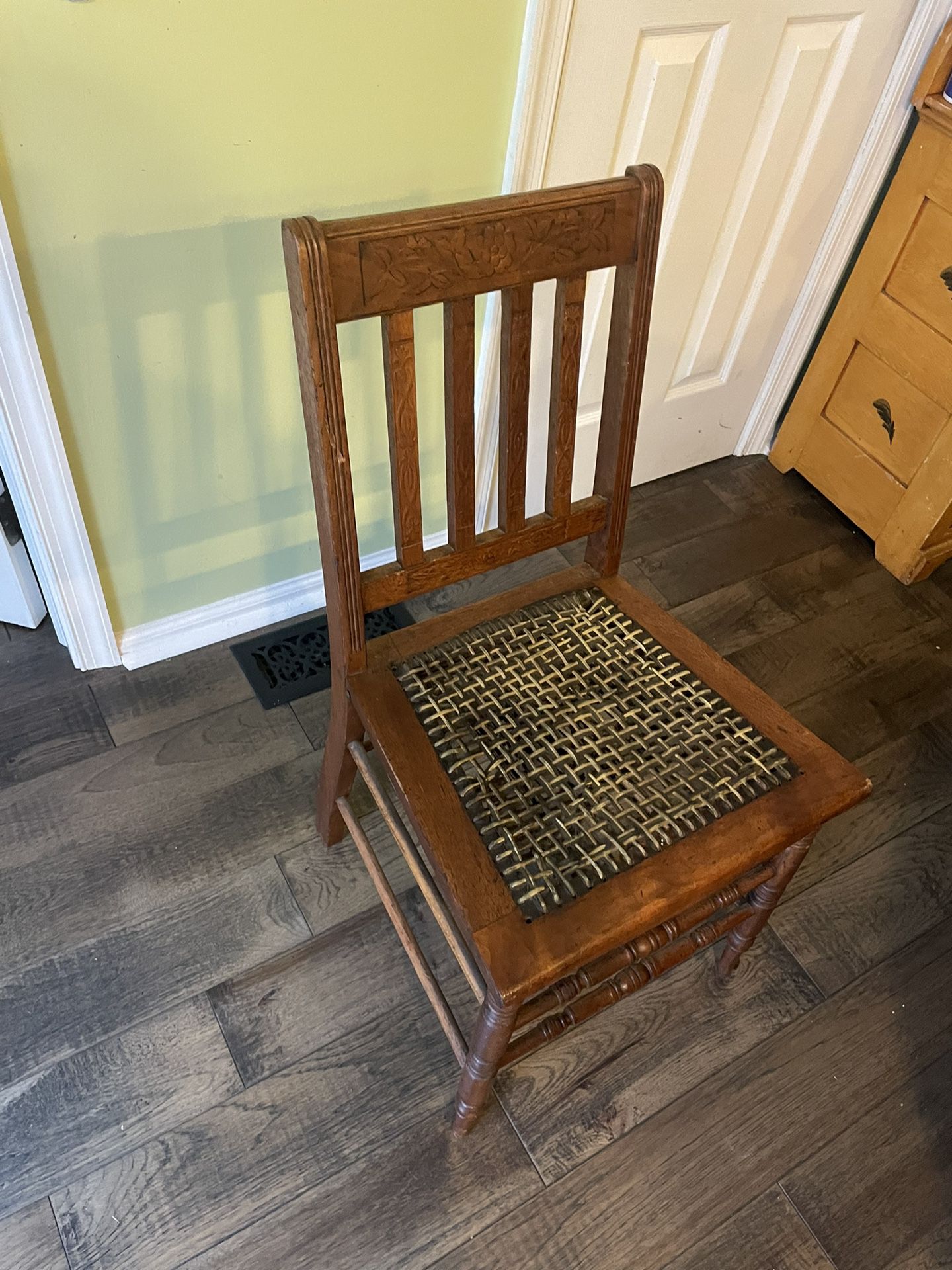 🪑 🪑🪑 VINTAGE - 1930s Victorian Style Maple and Cane Side Chair 🪑🪑🪑