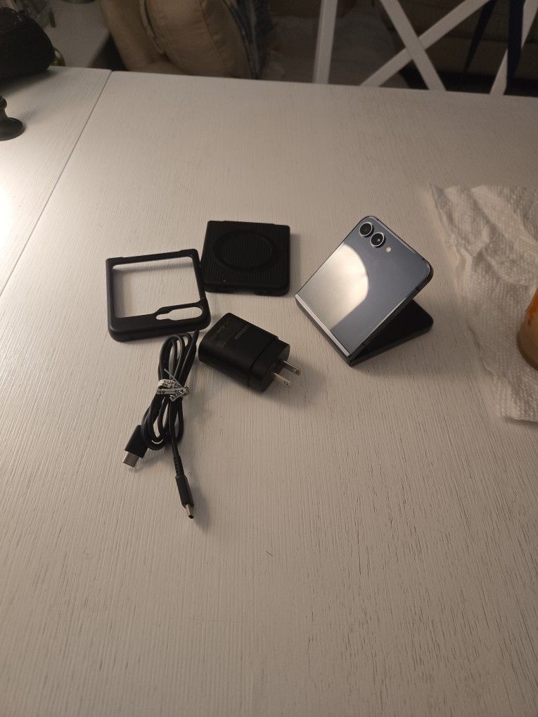 Samsung Galaxy Z Flip 5. 512 GB Unlocked