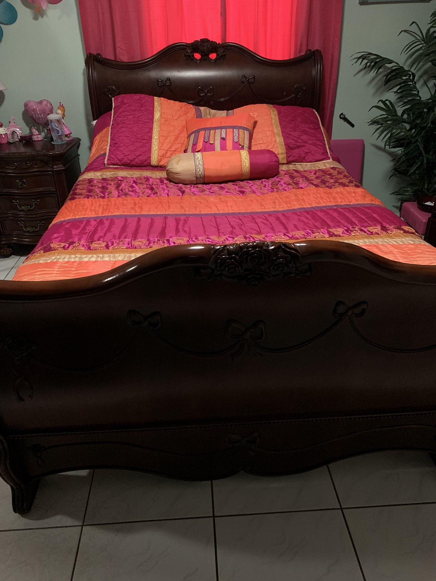 Disney princess bedroom set! Minimum use! Set includes a full bed, nightstand, dresser, mirror, desk and chair