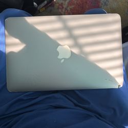 MAC  BOOK AIR 250$