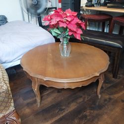 36"  Used  Round  Center  Table  🪵   ( Vase & Flowers  Included  )