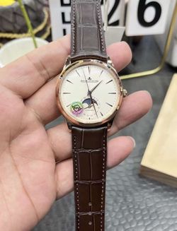 With a thickness of 9mm, this is a daily accessory that you can wear out and about. Take it off and you become the master of time and style.