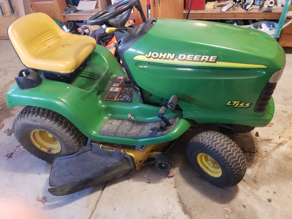 John Deere LT 155 lawn tractor