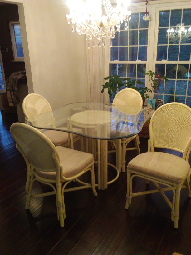 Beautiful Glass Table with 4 Wicker Chairs Like New All For $400