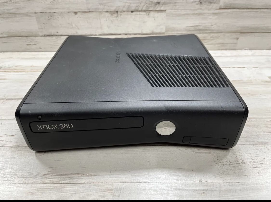 Xbo 360 Slim Console And 2 Controllers