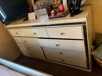 9 drawer dresser. 66 x18 x 36highx