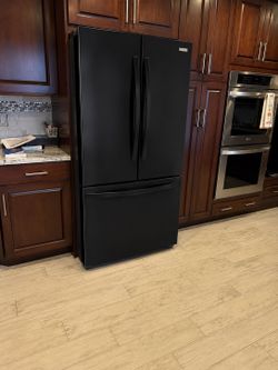 Black Refrigerator works great