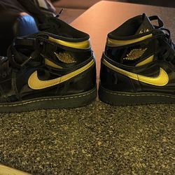 Jordan 1 Retro High Black/Metallic Gold