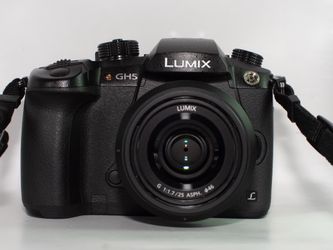 PANASONIC LUMIX GH5 + LUMIX 25mm / f1.7 LENS