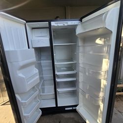 Great Condition /Whirlpool Black Side-by-Side Refrigerator w/ Ice And Water Dispenser 