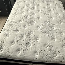 Queen Matress Ashley Chime Hybrid (excellent condition )
