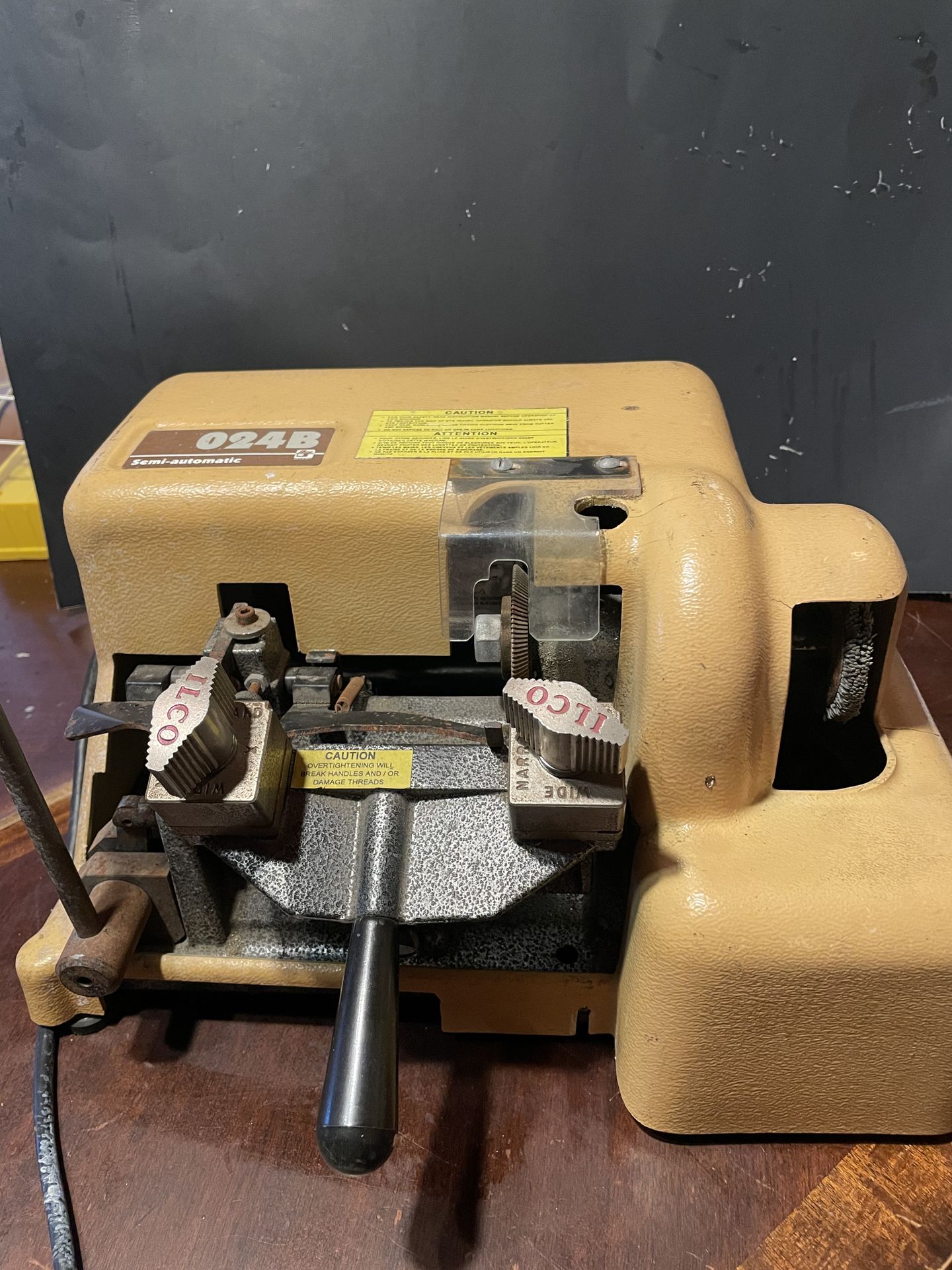 Ilco Unican 024B Key Cutting Machine – Semi-Automatic Locksmith Duplicator
