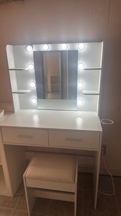 Vanity set with chair