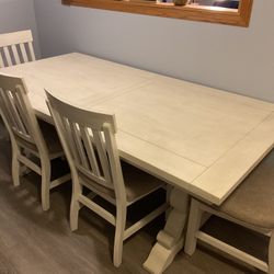 🍽️ For Sale: Elegant Dining Room Table – Barely Used! 🍽️