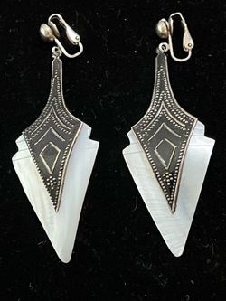 vintage-style Art Deco earrings feature a geometric arrowhead design