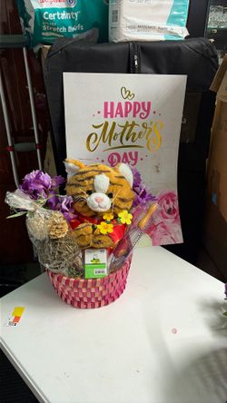 Mother’s Day Baskets With Large Card
