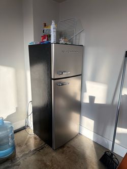 Frigidaire Retro-Style Top Freezer Refrigerator