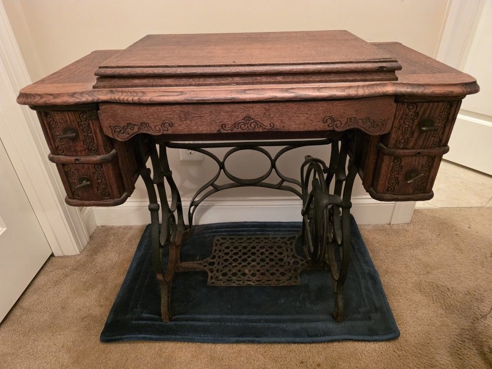 Antique Standard Treadle Sewing Machine Table – Ornate Cast Iron Base & Oak Cabinet