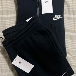 Nike Sportswear Club Fleece & Nike Sportswear Club Fleece Joggers (SIZE LARGE )