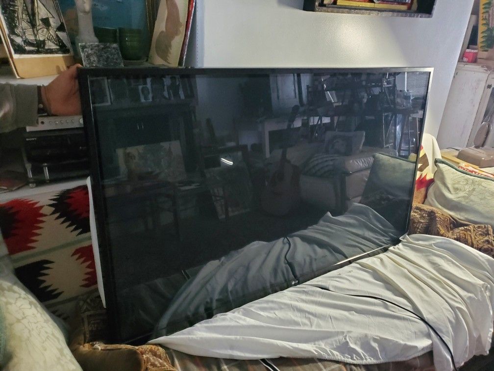 LG 60 Inch Plasma HDTV with $200 Wall Mount Included