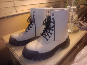 Stylish White Boots Very Nice Size 7 And A Half