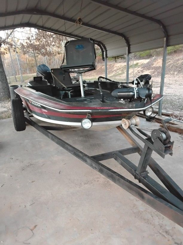 AS IS!!! STRATOS BOAT