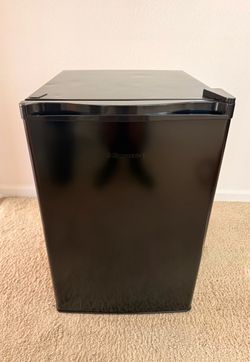 Hisense 2.7-cu ft Mini Fridge (Black ) ENERGY STAR