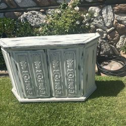 Dresser With Vintage/distressed Paint
