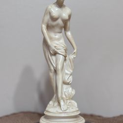 🏺 Vintage Venus Statue – Marble Base