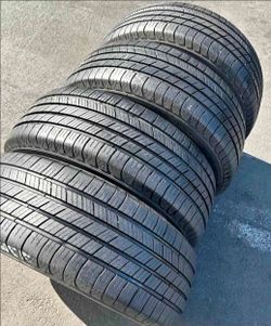 235 60 18 Michelin tires Con 80% de Vida Las 4