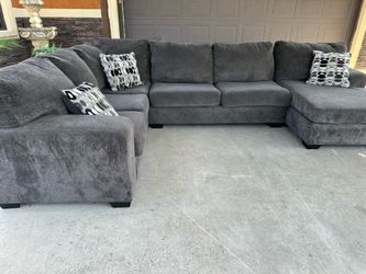 Beautiful dark grey sectional in great condition super comfy asking 650