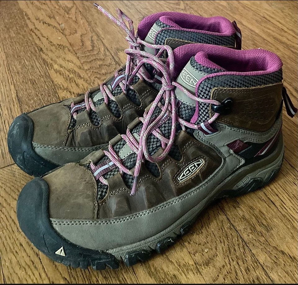 WOMENS KEEN HIKING BOOTS 