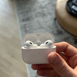 Airpod pro 2 (2nd generation) with Magsafe charging case and USB-C charging port -white