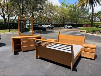 Beautiful Bedroom Set Queen Size Solid Wood Maple Color Like New by Palliser Furniture