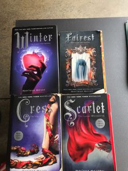 The lunar chronicles by marissa Meyer
