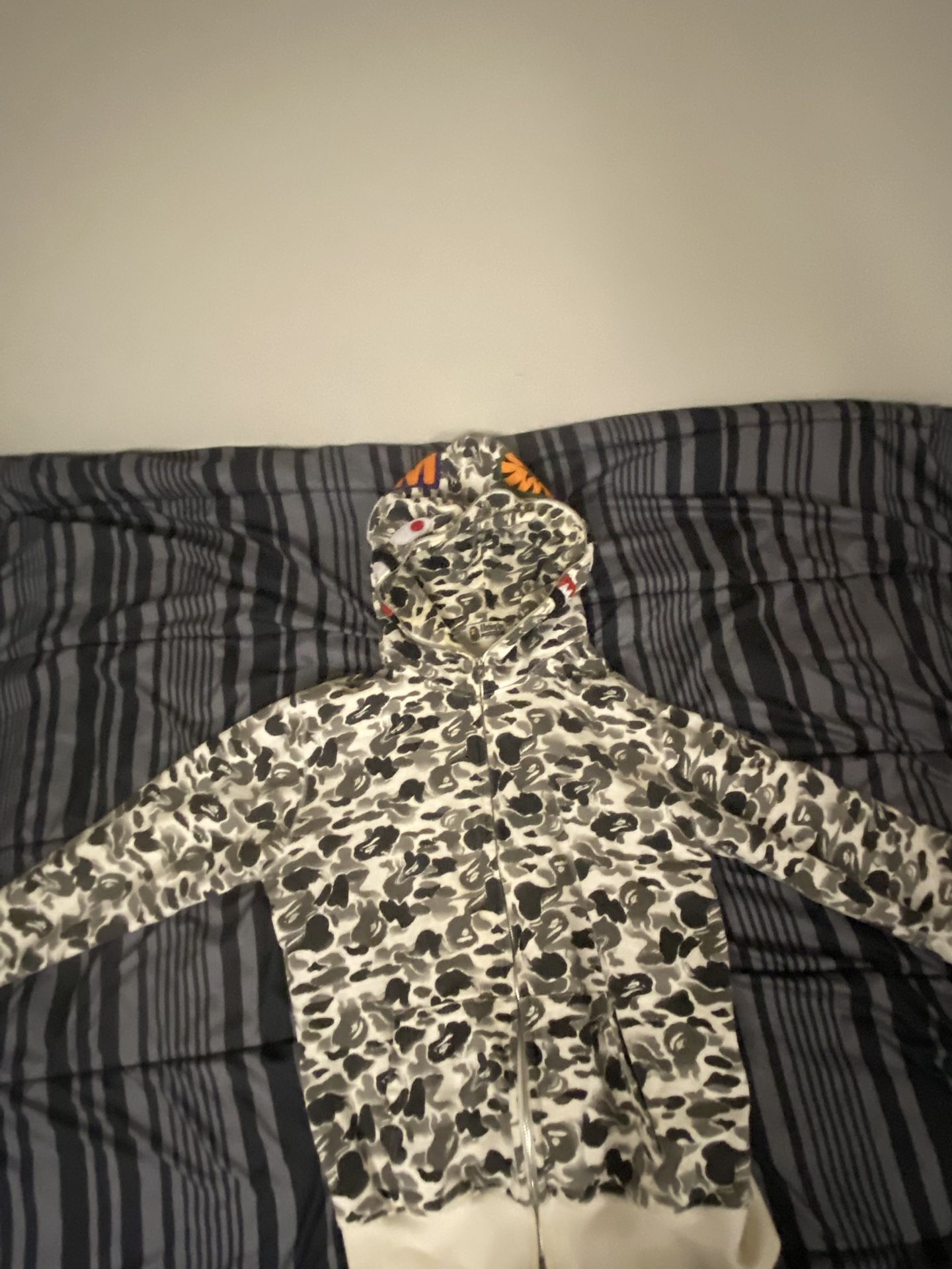 Bape Hoodie White (Responding Fast!)