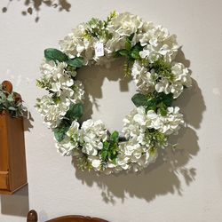 Full Flowery, Large Wreath… Gorgeous!