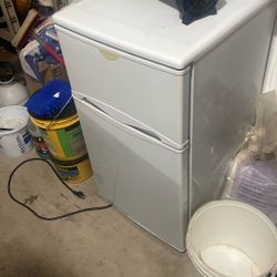 Compact Frigidaire Combo Freezer/refrigerstor