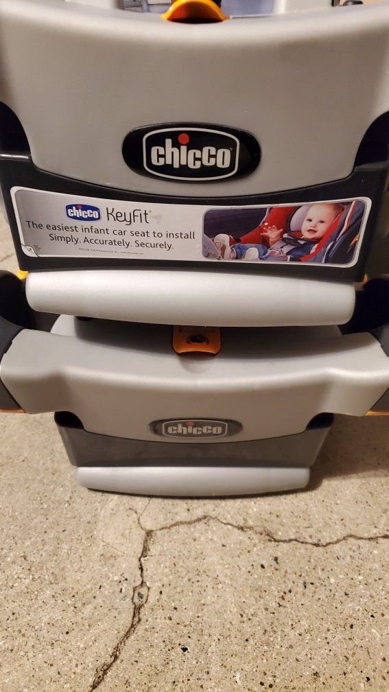 Chicco Keyfit 30 Carseat And Extra Base