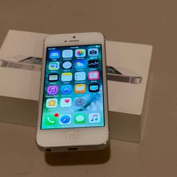 iPhone 5 - 16GB AT&T Very Nice And Well Kept 