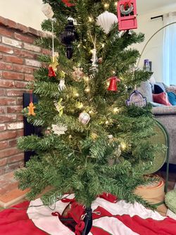 7.5inch Artificial Christmas Tree Pre Lit Slim