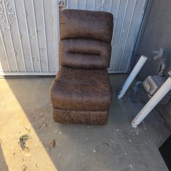 SUADE CHAIR 💺 $60