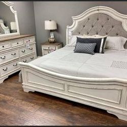 Realyn Chipped White Panel Bedroom Set

4-Piece Queen (QB/D/M/N)🚛Same Day Delivery💳Financing Options