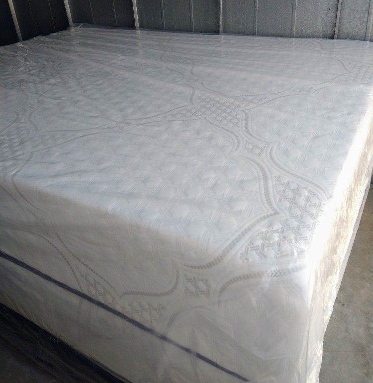 Queen Size Mattress Memory Foam And Box Spring 