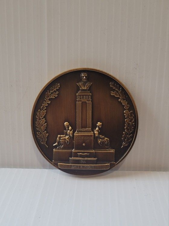 THE JOHNS HOPKINS UNIVERSITY FIFTY YEAR ALUMNUS BRONZE PAPERWEIGHT COIN MEDAL