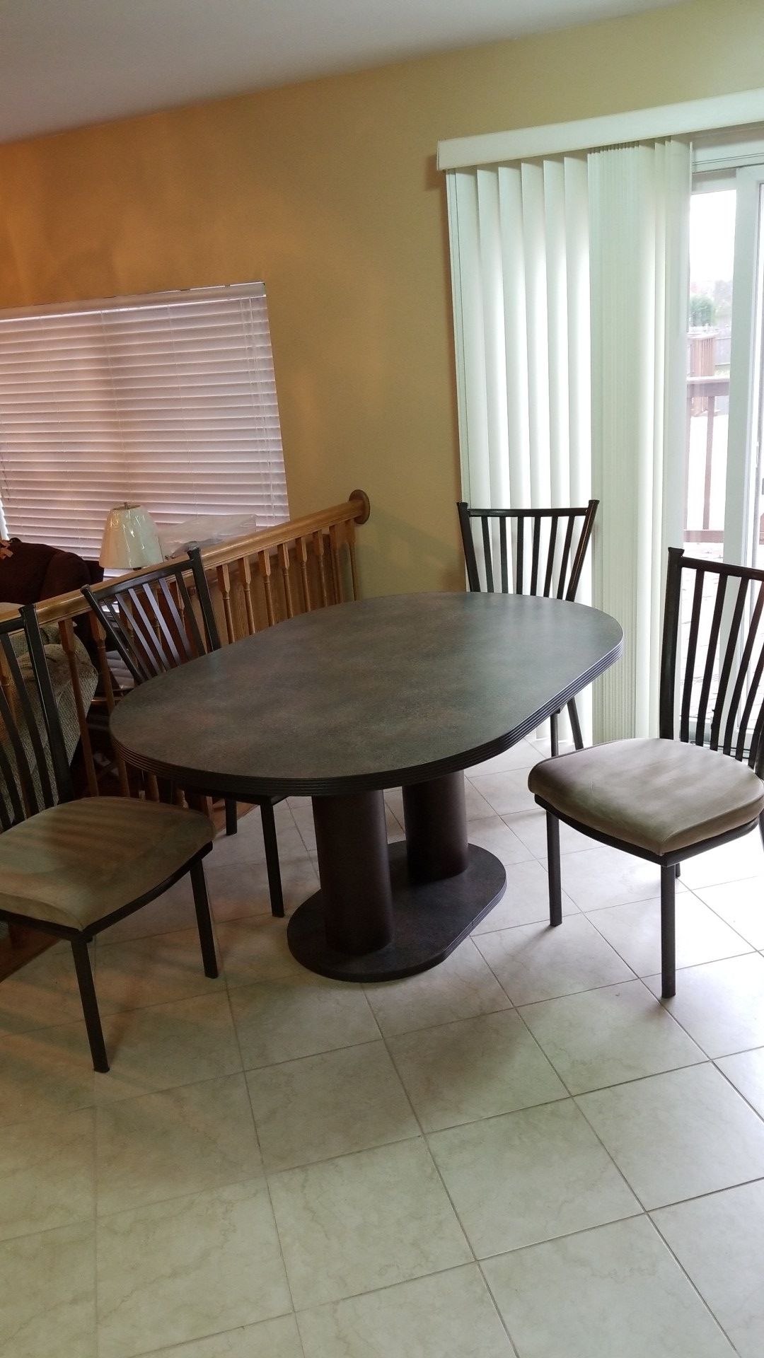 Beautifull kitchen table and 4 chairs