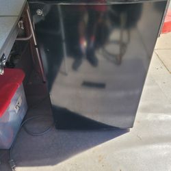 GE® Compact Refrigerator, Black