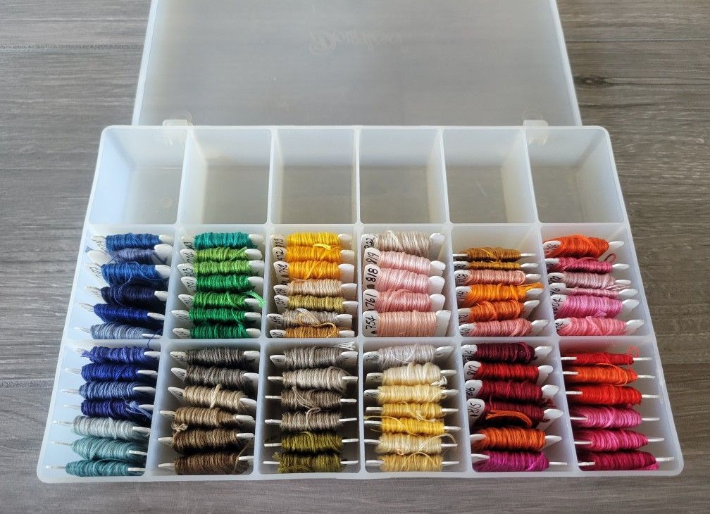 75 CROSS STITCH EMBROIDERY THREAD FLOSS ON BOBBINS IN ORGANIZER