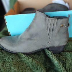 Women's Boots Size 8