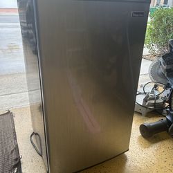 Magic chef mini refrigerator